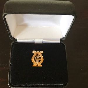 Axo pin